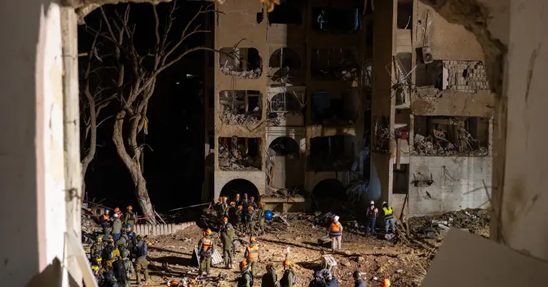 ইরানের রেসালাত স্কোয়ারে মার্কিন-ইসরাইলি বিমান হামলায় ক্ষতিগ্রস্ত একটি ভবন